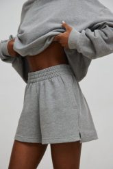 Szorty z dzianiny dresowej w kolorze DEEP GREY MELANGE - LE PETIT-L. Szare spodenki sportowe damskie Marsala, bez wzorów, z bawełny, casualowe, z podwyższonym stanem. Za 229.90 zł.