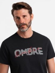 Męski bawełniany t-shirt z podwójnym printowanym logotypem – czarny V2 - Rozmiar: XL. Czarne t-shirty męskie Ombre Clothing, m, bez wzorów, z bawełny, bez kołnierzyka. W wyprzedaży za 24.99 zł.