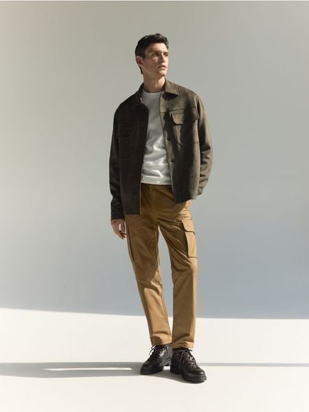 Spodnie cargo z paskiem - brązowy. Brązowe spodnie materiałowe męskie Reserved, bez wzorów, z bawełny. Za 179.99 zł.