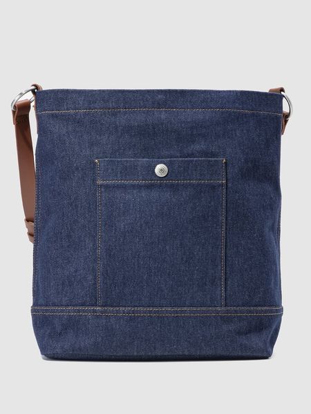 Levi's Torebka w kolorze granatowym - 34 x 32 x 13,5 cm rozmiar: onesize. Niebieskie torebki klasyczne damskie Levi's, bez wzorów, z bawełny, bez dodatków. Za 124.11 zł.