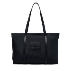 Torebka Calvin Klein. Czarne torebki klasyczne damskie CALVIN KLEIN, bez wzorów, bez dodatków. Za 449.99 zł.