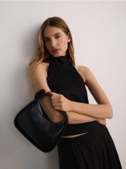 Torebka hobo - czarny. Czarne torebki klasyczne damskie Reserved, bez wzorów, ze skóry, bez dodatków. W wyprzedaży za 49.99 zł.