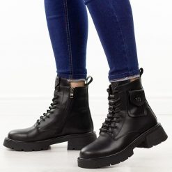 Czarne skórzane botki damskie na traperze Cambell 58305. Czarne trapery damskie Cambell, ze skóry, bez obcasa, na platformie. W wyprzedaży za 278.07 zł.