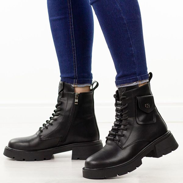 Czarne skórzane botki damskie na traperze Cambell 58305. Czarne trapery damskie Cambell, ze skóry, bez obcasa, na platformie. W wyprzedaży za 269.10 zł.