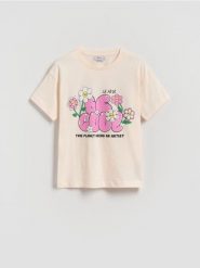 Luźny t-shirt z nadrukiem - kremowy. Białe koszulki dziewczęce Reserved, bez wzorów, z bawełny, bez ramiączek. Za 35.99 zł.