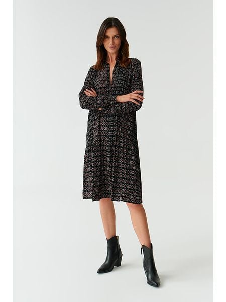 TATUUM Sukienka w kolorze czarnym rozmiar: 44. Czarne sukienki damskie Tatuum, na co dzień, s, bez wzorów, z wiskozy, klasyczne, bez kołnierzyka, bez ramiączek, midi, proste. Za 144.58 zł.