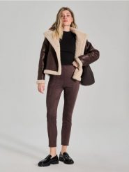 Spodnie - brązowy. Brązowe spodnie materiałowe damskie Sinsay, bez wzorów, z gumy, eleganckie. Za 39.99 zł.