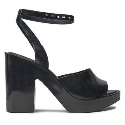 Sandały Melissa. Czarne sandały damskie Melissa, bez wzorów, bez obcasa, na słupku. Za 399.99 zł.