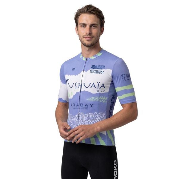 Męska koszulka kolarska z krótkim rękawem Vuelta a Ibiza MTB x Siroko Kolarst. Fioletowe t-shirty sportowe męskie SIROKO, l, z materiału, bez ramiączek, rowerowe. Za 296.00 zł.