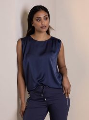 &Co Woman Bluzka "Vergie" w kolorze granatowym rozmiar: S. Niebieskie bluzki damskie &Co Woman, s, bez wzorów, bez kołnierzyka, bez ramiączek. Za 60.88 zł.