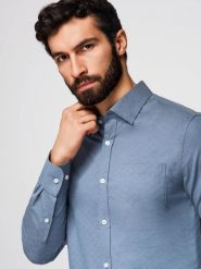 Męska koszula SLIM FIT z ozdobnej tkaniny z kieszonką – niebieska V1 - Rozmiar: XXL. Niebieskie koszule męskie Ombre Clothing, m, bez wzorów, z bawełny, bez kołnierzyka, bez ramiączek. W wyprzedaży za 89.99 zł.