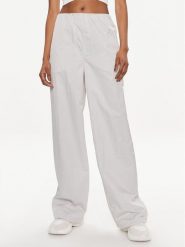 Calvin Klein Jeans Spodnie materiałowe Soft Crinkle J20J223122 Szary Relaxed Fit. Szare jeansy damskie Calvin Klein Jeans, bez wzorów, z jeansu. Za 259.99 zł.