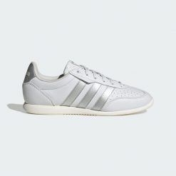 BUTY BARREDA LO. Białe obuwie treningowe damskie Adidas, na fitness i siłownię. Za 299.00 zł.