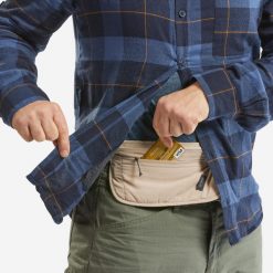Torba trekkingowa biodrówka TRAVEL RFID. Brązowe torebki klasyczne damskie FORCLAZ, bez wzorów, z materiału, bez dodatków. Za 39.99 zł.