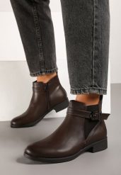 Brązowe Płaskie Botki w Stylu Sztybletów Ozdobione Paskiem z Klamrą Emariane. Brązowe botki damskie Born2be, z jeansu, eleganckie, bez obcasa, na płaskiej podeszwie, bez zapięcia. Za 59.99 zł.