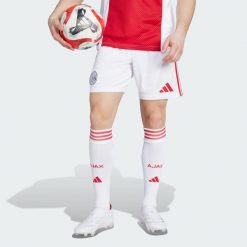 Szorty Ajax Amsterdam 25/26 Home. Białe szorty męskie Adidas, bez kołnierzyka. Za 199.00 zł.