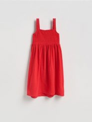 Muślinowa sukienka midi - czerwony. Czerwone sukienki damskie Reserved, l, bez wzorów, z bawełny, bez kołnierzyka, bez ramiączek, midi, rozkloszowane. Za 139.99 zł.