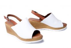 ARTIKER RELAKS 54C0681 biały, sandały damskie. Białe sandały damskie Artiker Relaks, bez wzorów, z gumy, bez obcasa, na koturnie. Za 146.93 zł.