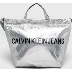 Calvin Klein Jeans - Torebka. Czarne torebki klasyczne damskie Calvin Klein Jeans, bez wzorów, z jeansu, z nadrukiem, bez dodatków. Za 339.90 zł.