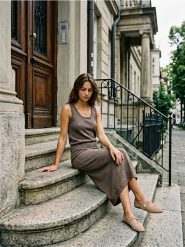 Sweter na ramiączkach basic - brązowy. Brązowe swetry klasyczne damskie Sinsay, l, bez kołnierzyka. Za 25.99 zł.