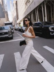 Spodnie we wzór pinstripe - złamana biel. Spodnie materiałowe damskie Reserved, bez wzorów, z bawełny. Za 219.99 zł.