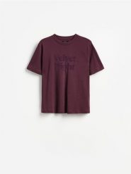 Bawełniany t-shirt z nadrukiem - bordowy. Czerwone t-shirty damskie Reserved, l, bez wzorów, z bawełny, bez kołnierzyka. Za 49.99 zł.