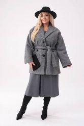 Elegancki popielaty płaszcz Buclette z szerokim paskiem COSY PLUS SIZE XXL OVERSIZE. Szare płaszcze damskie Moda Size Plus Iwanek, plus size, bez wzorów, z dzianiny, biznesowe, plus size. W wyprzedaży za 299.90 zł.