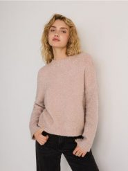 Sweter z metalizowaną nitką - brudny róż. Czerwone swetry klasyczne damskie Reserved, l, z dzianiny, bez kołnierzyka. W wyprzedaży za 39.99 zł.