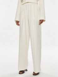 Samsøe Samsøe Spodnie materiałowe Julia F23100048 Écru Relaxed Fit. Spodnie materiałowe damskie Samsoe & Samsoe, bez wzorów, z materiału. Za 649.99 zł.