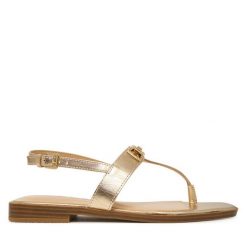 Sandały Guess. Żółte sandały damskie Guess, z aplikacjami, bez obcasa, na płaskiej podeszwie. Za 499.99 zł.