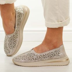 Beżowe skórzane ażurowe półbuty damskie T.Sokolski w26-653. Brązowe półbuty damskie Sokolski, w ażurowe wzory, z jeansu, klasyczne, z okrągłym noskiem, bez obcasa. W wyprzedaży za 197.10 zł.