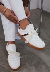 Białe Sneakersy Typu Kultowe Tenisówki z Ozdobną Odpinaną Kokardą Korilinda. Białe trampki i tenisówki damskie Renee, bez wzorów, z jeansu. Za 89.99 zł.