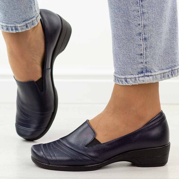 Granatowe skórzane Polskie półbuty damskie Gregors 421. Czarne półbuty damskie GREGORS, bez wzorów, z jeansu, biznesowe, bez obcasa, na koturnie. Za 349.00 zł.