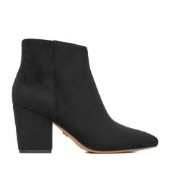 Botki Nine West. Czarne botki damskie Nine West, bez obcasa, na słupku, bez zapięcia. Za 269.99 zł.
