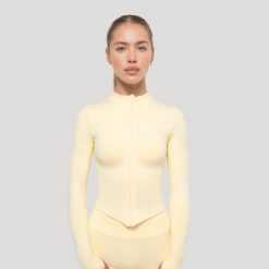 Koszulka damska fitness z zamkiem żółta Luma. Żółte bluzki sportowe damskie GYMBEAM, l, bez wzorów, z elastanu, bez kołnierzyka. Za 110.90 zł.