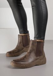 Brązowe Botki Sztyblety na Ozdobnie Żłobionej Podeszwie Ezisane. Brązowe botki damskie Born2be, z jeansu, eleganckie, bez obcasa, na płaskiej podeszwie, bez zapięcia. Za 129.99 zł.