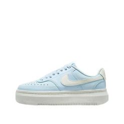 Buty Nike Court Vision Alta Niebieskie. Białe buty sportowe na co dzień damskie Nike, bez wzorów, z materiału, do koszykówki, nike court. Za 445.95 zł.