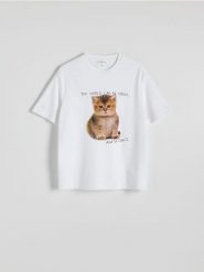 T-shirt boxy z nadrukiem - biały. Białe t-shirty męskie Reserved, l, bez wzorów, z bawełny, bez kołnierzyka. W wyprzedaży za 29.99 zł.