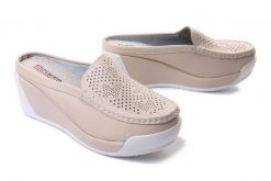 ARTIKER RELAKS 52C2120 beżowy, klapki damskie. Brązowe klapki damskie Artiker Relaks, w ażurowe wzory, ze skóry, bez obcasa, na koturnie. Za 179.90 zł.