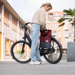 Torba Rowerowa Typu Shopper Z Recyklingu 20 Litrów - Bordowo-Czerwony/Szary. Czerwone torby męskie na ramię URBAN PROOF, bez wzorów, z materiału, na ramię. Za 193.35 zł.