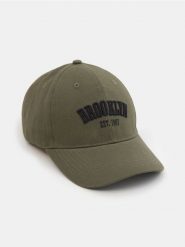 Bawełniana czapka z daszkiem i haftem - zielony. Zielone czapki męskie Sinsay, bez wzorów, z bawełny. Za 19.99 zł.