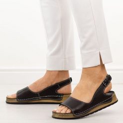 Czarne skórzane sandały damskie T.Sokolski 306. Czarne sandały damskie Sokolski, bez wzorów, ze skóry, bez obcasa, na płaskiej podeszwie. Za 259.00 zł.