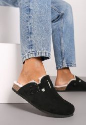 Czarne Kapcie z Imitacji Zamszu na Korkowej Podeszwie z Ozdobną Klamrą Riaseth. Czarne kapcie damskie Renee, z futra. Za 84.99 zł.