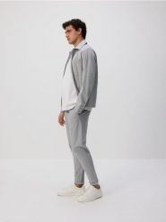 Spodnie chino slim - jasnoszary. Szare spodnie materiałowe męskie Reserved, bez wzorów, z dzianiny. W wyprzedaży za 79.99 zł.