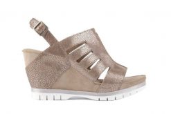 Sandały Bayla-131 4905 Sand, Beż, Skóra naturalna - 39. Brązowe sandały damskie Bayla, bez wzorów, z nubiku, bez obcasa, na koturnie. W wyprzedaży za 89.10 zł.