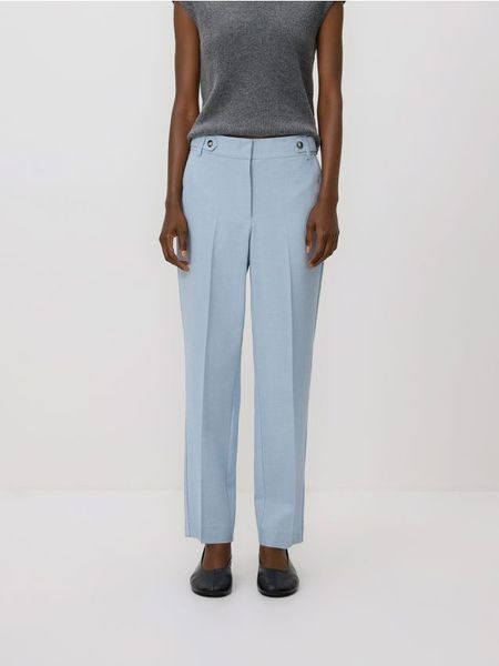 Spodnie w kant - jasnoniebieski. Niebieskie spodnie materiałowe damskie Reserved, bez wzorów, z tkaniny. Za 119.99 zł.