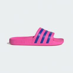 Klapki adilette Aqua. Czerwone klapki damskie Adidas, bez wzorów, bez obcasa. Za 99.95 zł.
