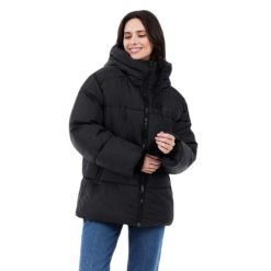 Damska kurtka puchowa Protest Selby. Czarne kurtki damskie Protest, bez wzorów, z puchu, bez kaptura. W wyprzedaży za 576.50 zł.