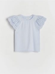 Bawełniany t-shirt z falbanką - jasnoniebieski. Niebieskie koszulki dziewczęce Reserved, bez wzorów, z bawełny, bez ramiączek. W wyprzedaży za 39.99 zł.