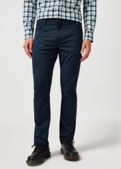 MESKIE SPODNIE GREENSBORO DARK NAVY 112364829. Niebieskie spodnie materiałowe męskie Wrangler, bez wzorów, z jeansu. Za 219.99 zł.